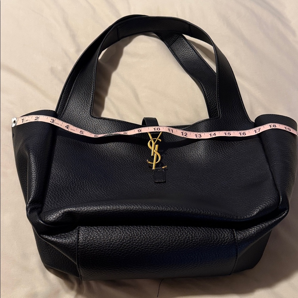 Elegant Black Leather Shoulder Bag with Gold Accent - Picture 4 of 4